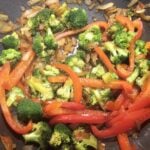 Asian wok with sweet and savory chicken, soy sauce, hoisin, rice, and stir-fried vegetables : La photo est une représentation de l'étape 4