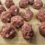 Tagliatelles accompagnées de boulettes de veau aux épices douces et sauce crémeuse au vin blanc : La photo est une représentation de l'étape 1