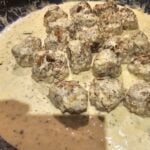 Tagliatelles accompagnées de boulettes de veau aux épices douces et sauce crémeuse au vin blanc : La photo est une représentation de l'étape 4