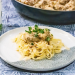 Tagliatelles accompagnées de boulettes de veau aux épices douces et sauce crémeuse au vin blanc : La photo est une représentation de l'étape 5