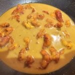 Garlic and Ginger Shrimps with Creamy Coconut Milk Sauce and Sautéed Bell Peppers : La photo est une représentation de l'étape 4
