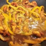 Garlic and Ginger Shrimps with Creamy Coconut Milk Sauce and Sautéed Bell Peppers : La photo est une représentation de l'étape 5