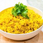 Poitrines de poulet farcies au fromage et épinards, avec sauce crémeuse et riz pilaf : La photo est une représentation de l'étape 1