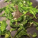 Poitrines de poulet farcies au fromage et épinards, avec sauce crémeuse et riz pilaf : La photo est une représentation de l'étape 2