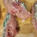 Poitrines de poulet farcies au fromage et épinards, avec sauce crémeuse et riz pilaf : La photo est une représentation de l'étape 4