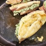 Poitrines de poulet farcies au fromage et épinards, avec sauce crémeuse et riz pilaf : La photo est une représentation de l'étape 5