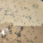 Poitrines de poulet farcies au fromage et épinards, avec sauce crémeuse et riz pilaf : La photo est une représentation de l'étape 6