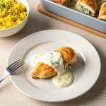 Poitrines de poulet farcies au fromage et épinards, avec sauce crémeuse et riz pilaf : La photo est une représentation de l'étape 7