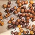 Saucisses en cocotte aux pommes et épices avec pommes de terre grelots rôties et salade avec vinaigrette au citron : La photo est une représentation de l'étape 2