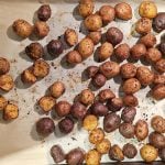 Saucisses en cocotte aux pommes et épices avec pommes de terre grelots rôties et salade avec vinaigrette au citron : La photo est une représentation de l'étape 2