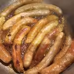 Saucisses en cocotte aux pommes et épices avec pommes de terre grelots rôties et salade avec vinaigrette au citron : La photo est une représentation de l'étape 3