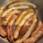 Saucisses en cocotte aux pommes et épices avec pommes de terre grelots rôties et salade avec vinaigrette au citron : La photo est une représentation de l'étape 3