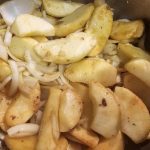 Saucisses en cocotte aux pommes et épices avec pommes de terre grelots rôties et salade avec vinaigrette au citron : La photo est une représentation de l'étape 4