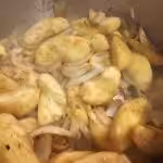 Saucisses en cocotte aux pommes et épices avec pommes de terre grelots rôties et salade avec vinaigrette au citron : La photo est une représentation de l'étape 5