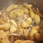 Saucisses en cocotte aux pommes et épices avec pommes de terre grelots rôties et salade avec vinaigrette au citron : La photo est une représentation de l'étape 5