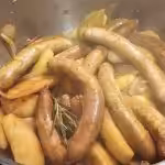 Saucisses en cocotte aux pommes et épices avec pommes de terre grelots rôties et salade avec vinaigrette au citron : La photo est une représentation de l'étape 6