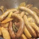 Saucisses en cocotte aux pommes et épices avec pommes de terre grelots rôties et salade avec vinaigrette au citron : La photo est une représentation de l'étape 6