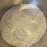 Gâteau aux pommes moelleux au sirop d’érable, amandes et Calvados : La photo est une représentation de l'étape 1