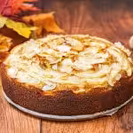 Gâteau aux pommes moelleux au sirop d’érable, amandes et Calvados : La photo est une représentation de l'étape 7