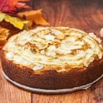 Gâteau aux pommes moelleux au sirop d’érable, amandes et Calvados : La photo est une représentation de l'étape 7