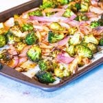 Brocoli et oignons rouges rôtis au four : simple, rapide et parfait pour un bowl : La photo est une représentation de l'étape 1