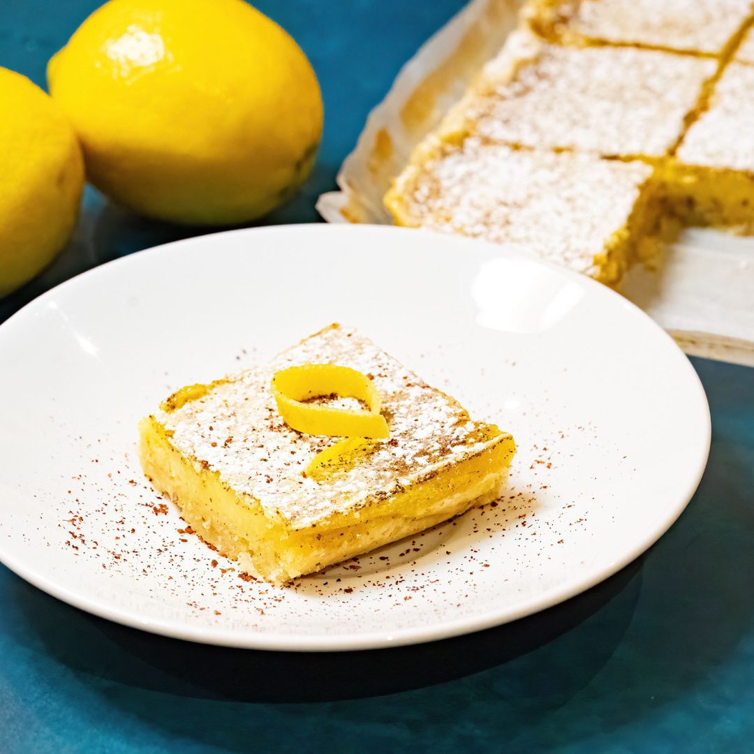 La photo représente la recette : Carrés sablés citron-sumac : un dessert acidulé, sablé et crémeux