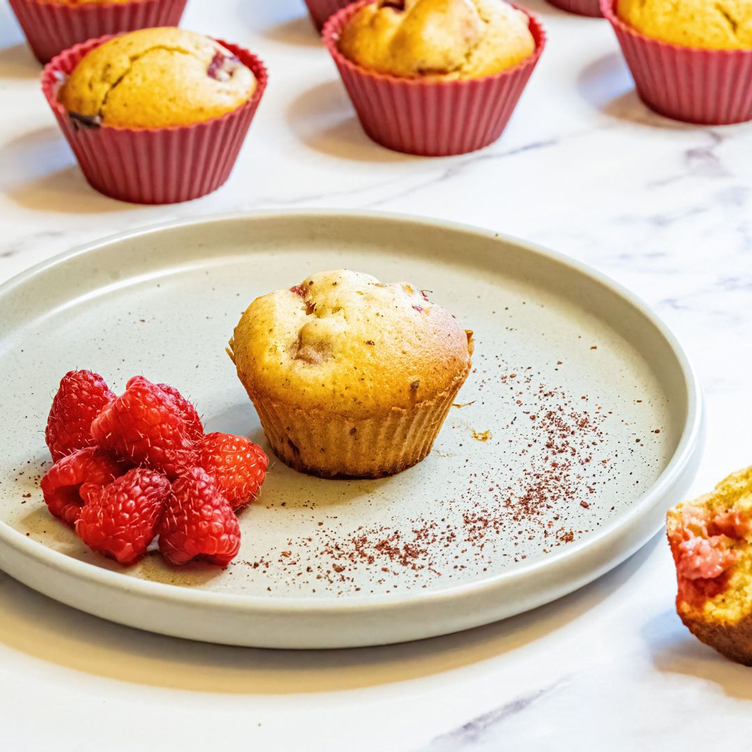 La photo représente la recette : Muffins au yaourt, framboises et sumac – moelleux et acidulés
