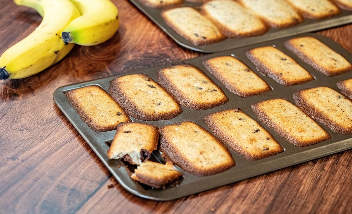 Banana, Almond and Chocolate Chip Financiers – Soft French Mini Cakes