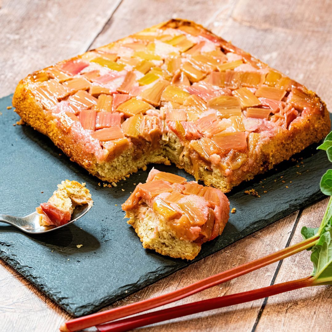 La photo représente la recette : Gâteau renversé à la rhubarbe et à l’amande