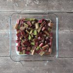 Gâteau renversé à la rhubarbe et à l’amande : La photo est une représentation de l'étape 1