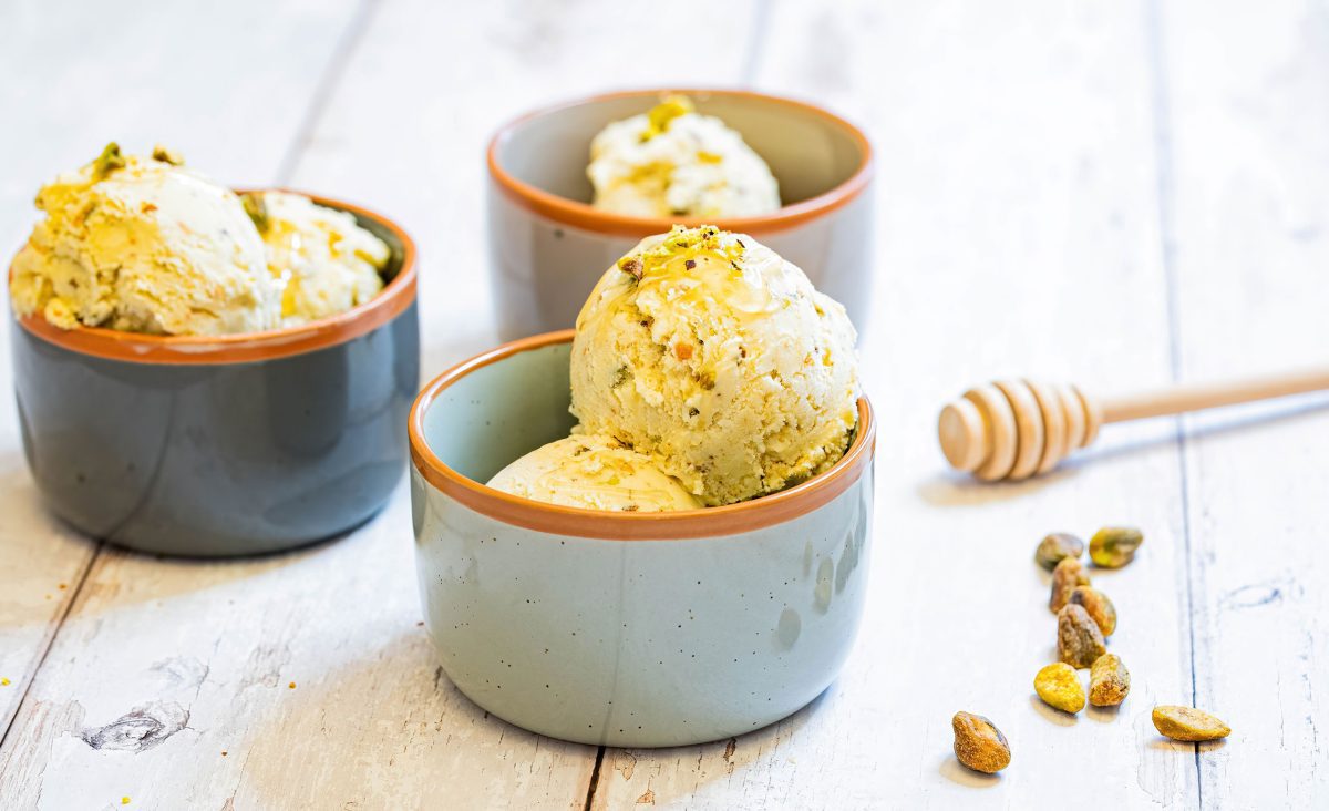 Crème glacée maison au sumac, vanille, miel et pistaches à la sorbetière