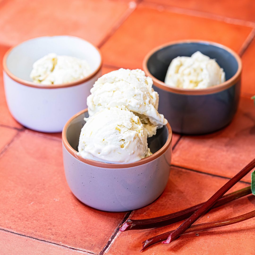 La photo représente la recette : Glace au yaourt, rhubarbe rôtie et miel (sorbetière)
