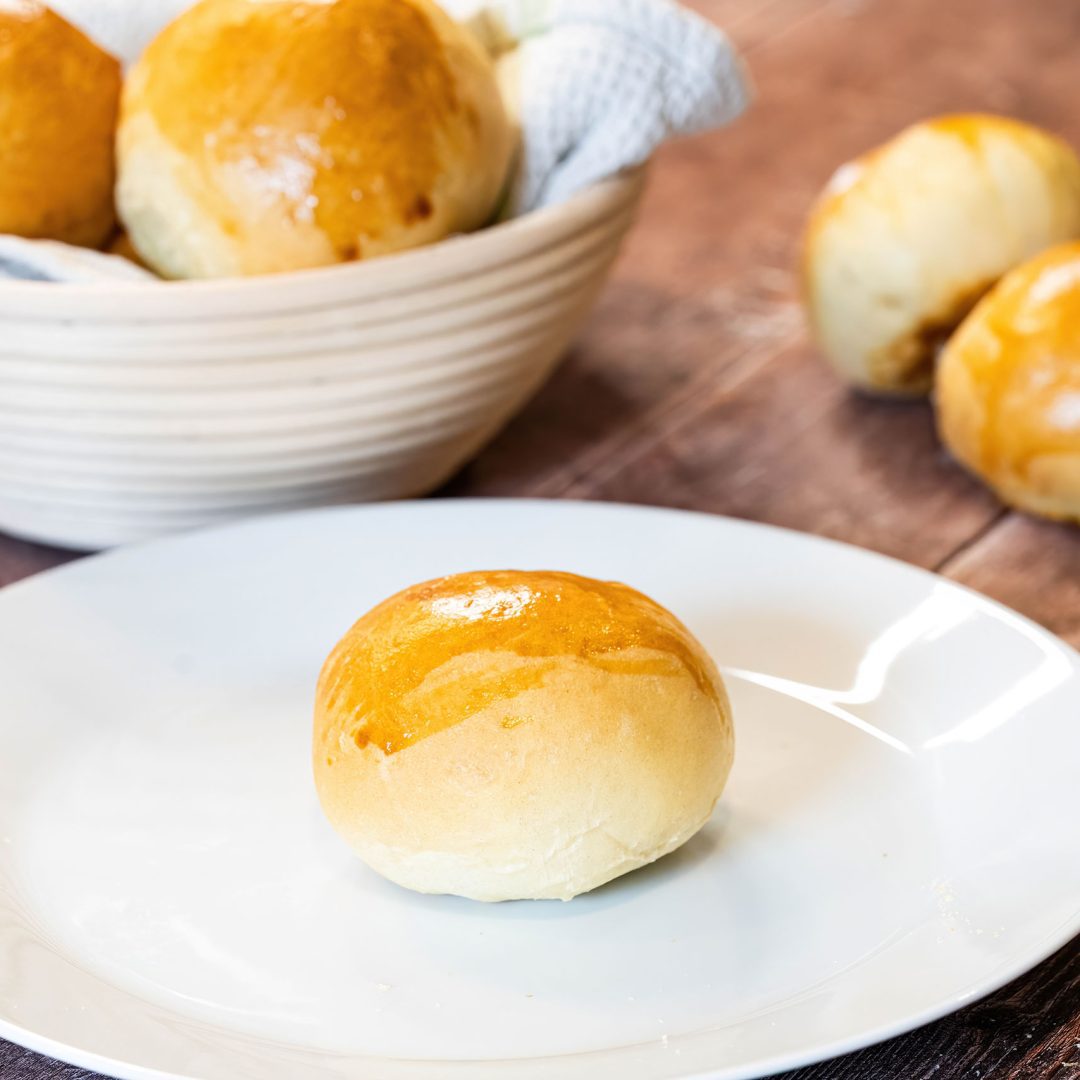 La photo représente la recette : Petits pain moelleux farcis au gouda (Style bun au fromage)