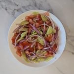 Salade grecque traditionnelle : La photo est une représentation de l'étape 2