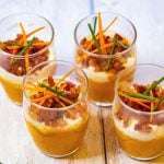 Tender Carrot Verrines with Cream Cheese Mousse and Crispy Lardons (Bacon) : La photo est une représentation de l'étape 4