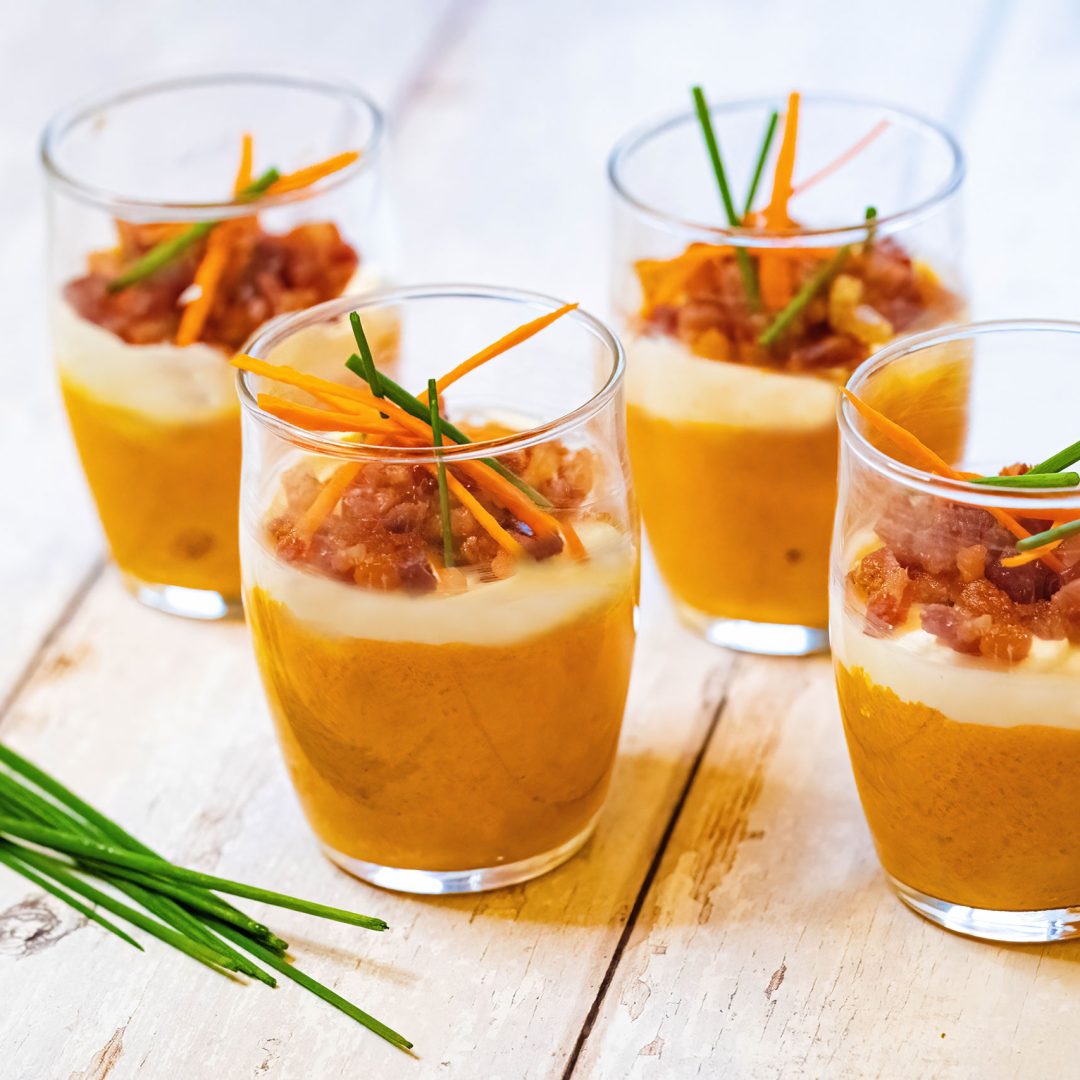 La photo représente la recette : Verrines aux carottes fondantes, mousse de fromage frais, lardons croustillants