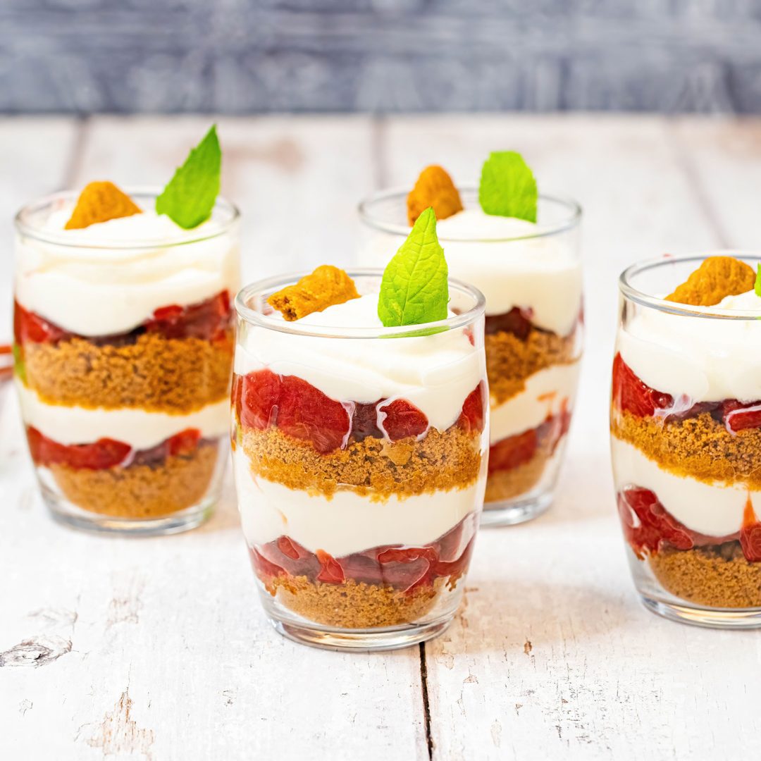 La photo représente la recette : Verrines à la compotée de rhubarbe, crème mascarpone et spéculoos
