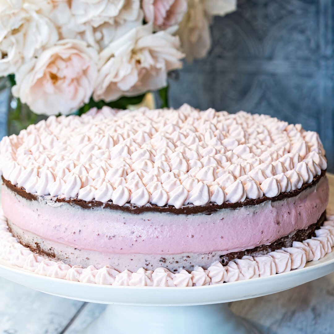 La photo représente la recette : Gâteau moelleux au chocolat avec double crème à la framboise (Style Naked Cake)