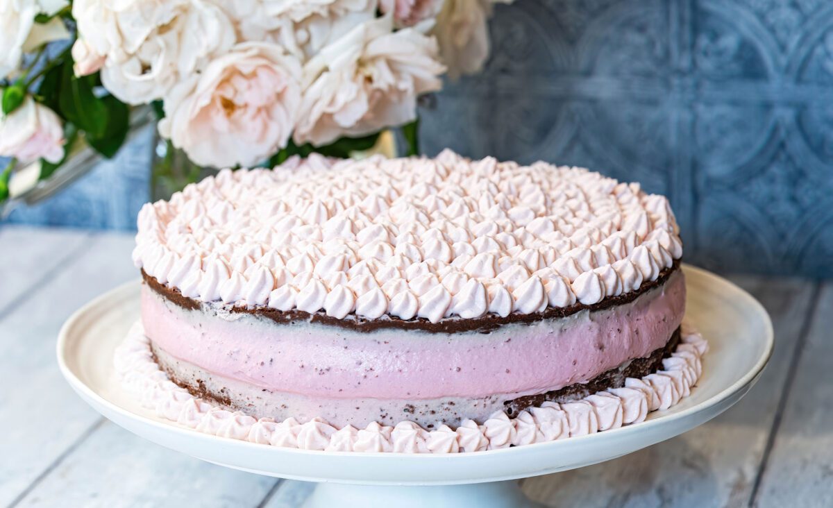 Gâteau moelleux au chocolat avec double crème à la framboise (Style Naked Cake)