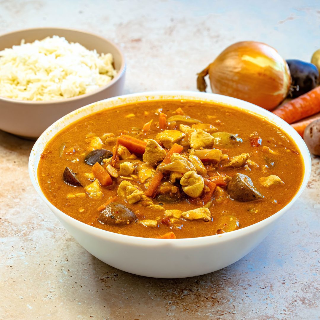 La photo représente la recette : Poulet mafé (sauce arachide) : recette sénégalaise facile et gourmande