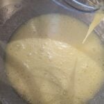 Moist Chocolate Cake with Double Raspberry Cream (Naked Cake Style) : La photo est une représentation de l'étape 1