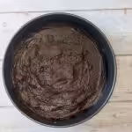 Gâteau moelleux au chocolat avec double crème à la framboise (Style Naked Cake) : La photo est une représentation de l'étape 2