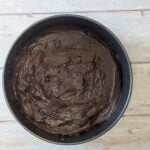 Moist Chocolate Cake with Double Raspberry Cream (Naked Cake Style) : La photo est une représentation de l'étape 2