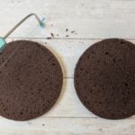 Moist Chocolate Cake with Double Raspberry Cream (Naked Cake Style) : La photo est une représentation de l'étape 3