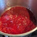 Moist Chocolate Cake with Double Raspberry Cream (Naked Cake Style) : La photo est une représentation de l'étape 4