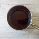 Moist Chocolate Cake with Double Raspberry Cream (Naked Cake Style) : La photo est une représentation de l'étape 5