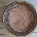 Gâteau moelleux au chocolat avec double crème à la framboise (Style Naked Cake) : La photo est une représentation de l'étape 6
