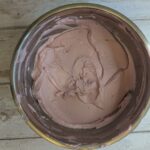 Moist Chocolate Cake with Double Raspberry Cream (Naked Cake Style) : La photo est une représentation de l'étape 6