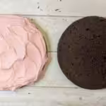 Gâteau moelleux au chocolat avec double crème à la framboise (Style Naked Cake) : La photo est une représentation de l'étape 8