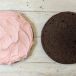 Moist Chocolate Cake with Double Raspberry Cream (Naked Cake Style) : La photo est une représentation de l'étape 8